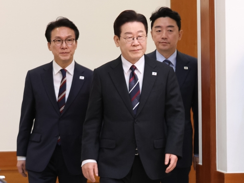이재명 대통령이 24일 청와대에서 국무회의에 입장하고 있다. 뒤는 김민석 국무총리와 강훈식 비서실장.  [청와대통신사진기자단]