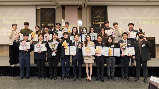 양재수(앞줄 왼쪽 5번째) 한국데이터산업진흥원장이 지난해 12월 서울 코엑스에서 열린 '2025 데이터바우처·데이터문제해결은행 성과공유회'에서 우수기업으로 선정된 수상자들과 기념촬영하고 있다. 한국데이터산업진흥원 제공