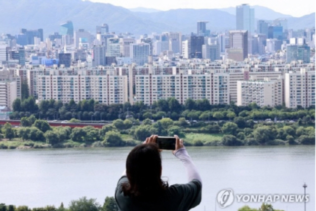 한강 이북에서 바라본 압구정 아파트 단지 전경. [연합뉴스 제공]
