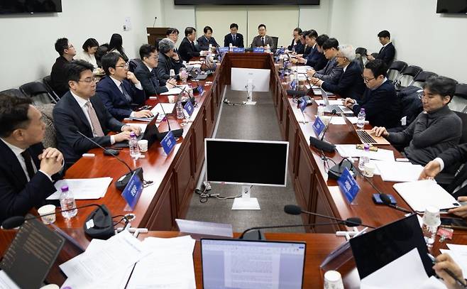 민병덕 더불어민주당 디지털자산 TF 위원(맨뒤 왼쪽 세번쨰)이 24일 서울 여의도 국회 의원회관에서 TF 디지털자산입법안에 대한 자문위원 의견을 듣기 위해 열린 디지털자산 TF 위원 및 자문단 회의에서 발언하고 있다. 뉴스1