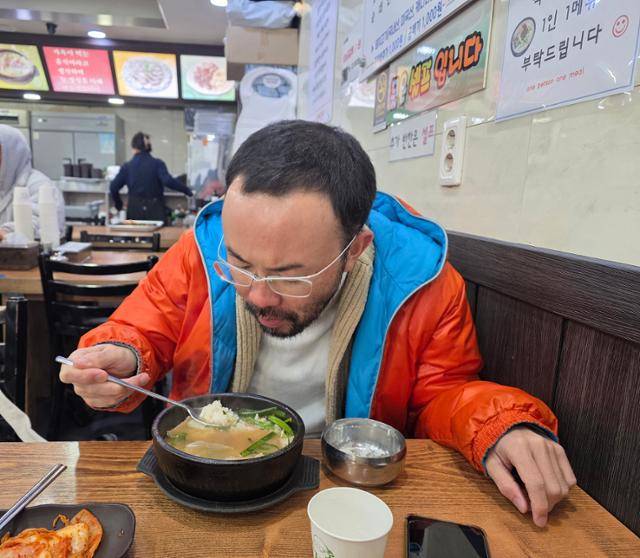 8일 부산에 온 일본인 관광객 도시유키 무라타(38)가 부산역 인근의 한 식당에서 돼지국밥을 먹고 있다. 부산=김준형 기자