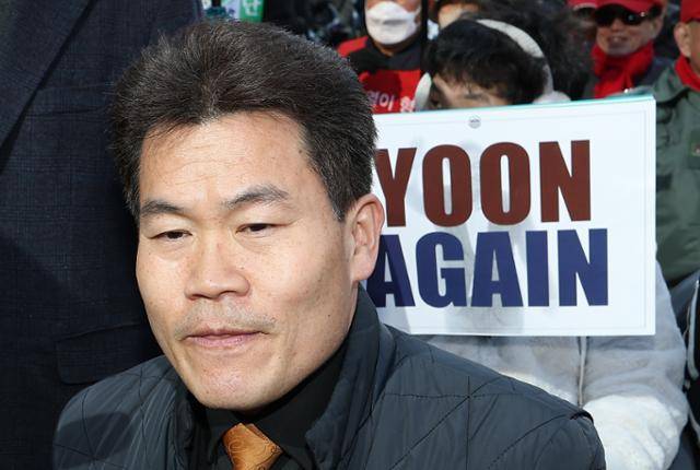 한국사 강사 출신 보수 유튜버 전한길 씨가 19일 서초구 서울중앙지방법원 앞에서 열린 윤석열 전 대통령 지지자 집회에 참석해 있다. 연합뉴스