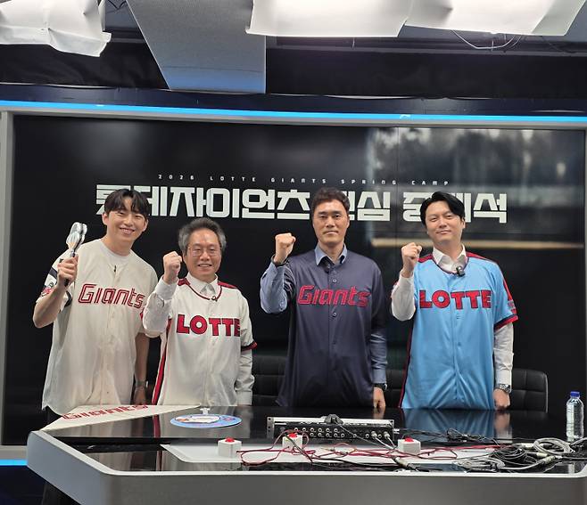 22·23일 롯데 자이언츠 미야자키(일본) 연습경기 중계를 맡은 이창섭, 조성환, 한준희 위원 그리고 김원석 캐스터(오른쪽부터). 사진=롯데 자이언츠