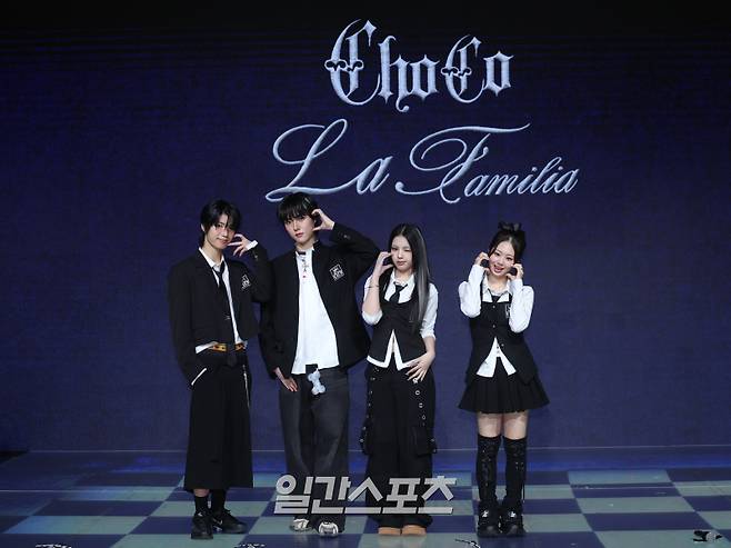 조pd표 혼성그룹 초코 예찬, 태조, 안판, 윤지가 24일 오후 서울 마포구 쇼킹케이팝센터에서 열린 첫 패밀리 앨범 ‘ChoCo La Familia(초코 라 파밀리아)’ 발매 기념 쇼케이스에 참석해 포토타임을 갖고 있다. 이번 앨범에는 더블 타이틀곡 ‘GIMME(깁미)’와 ‘FRENZY(프렌지)’를 비롯해 ‘What’s Your Wish(왓츠 유얼 위시)’, ‘ZZAN(짠)’, ‘On The Street(온 더 스트릿)’까지 총 5곡이 수록된다. 서병수 기자 qudtn@edaily.co.kr /2026.02.24/