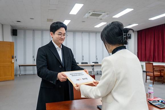 정이한 개혁신당 대변인이 24일 부산광역시 선거관리위원회에서 부산시장 예비후보로 등록하고 있다. [사진=개혁신당]