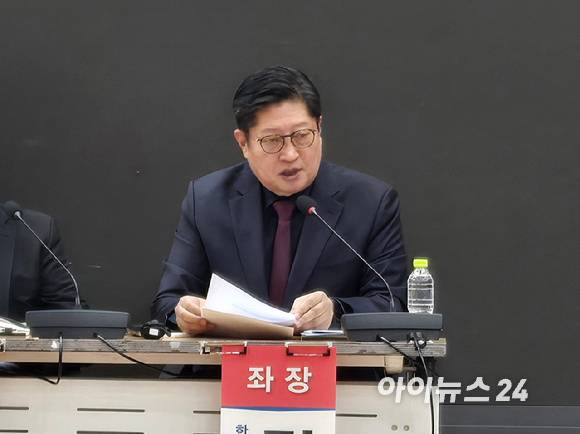 김형권 한남대학교 교수가 24일 국회에서 진행된 '공격 헬리콥터와 드론의 미래' 토론회에 참석하고 있다. [사진=최란 기자]