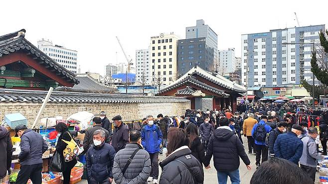 동묘 담장 바깥의 벼룩시장. [사진 김정탁]