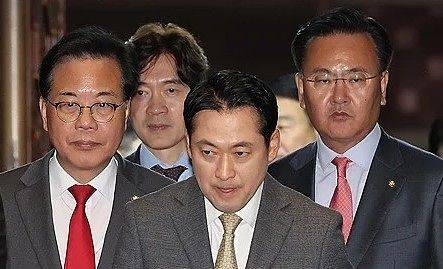 지난해 11월 열린 의원총회에 참석하기 위해 이동하는 국민의힘 장동혁 대표와 지도부. [연합뉴스]