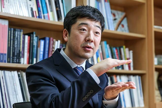 정재훈 교수는 “의사를 비롯한 여러 직업에서 AI의 영향력이 커지고 있다”면서 “AI가 수천만원대 연봉의 신입 여러 명이 하던 일을 대신할 수 있게 되면서 기업이 신입을 대규모로 채용할 이유도 줄어들고 있다”고 설명했다. 김성룡 기자