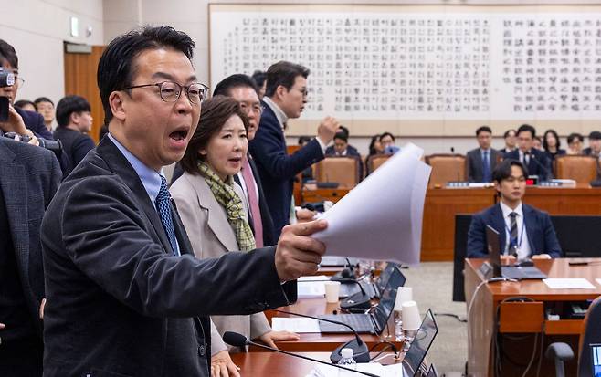 24일 국회에서 열린 법사위 전체 회의에서 '전남광주 통합법'을 여당 주도로 처리를 하려하자 국민의힘 곽규택(앞 부터), 나경원 의원 등 법사위원들이 강하게 항의하고 있다. 이날 법사위에는 대구경북통합특별시 설치 특별법과 충남대전통합특별시 설치 특별법도 상정됐지만, 국민의힘의 강경한 반대에 처리가 보류됐다. 연합뉴스