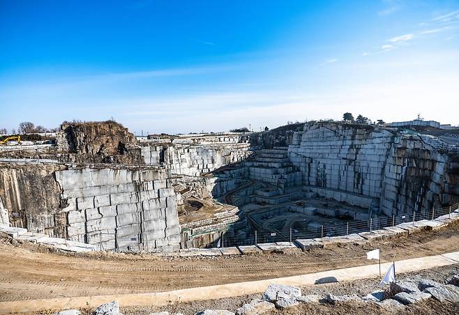 현재도 채굴을 진행하는 삶의 현장, 황등석산전망대(사진=이효태)