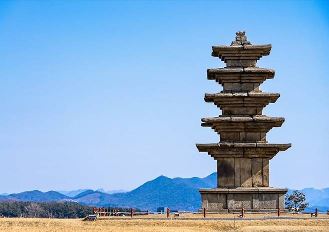 왕궁리 유적, 구릉 높은 곳에 오층석탑(사진=이효태)