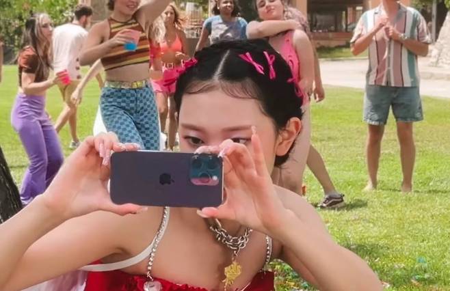 걸그룹 뉴진스의 'ETA' 뮤직비디오에 등장하는 애플 아이폰. 이 영상은 아이폰14 프로로 촬영됐다.  / 사진=애플