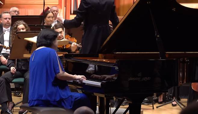 '파데레프스키 국제 피아노 콩쿠르' 결선에서 피아니스트 노현진이 연주하고 있다. /사진출처. 파데레프스키 국제 피아노 콩쿠르 유튜브.