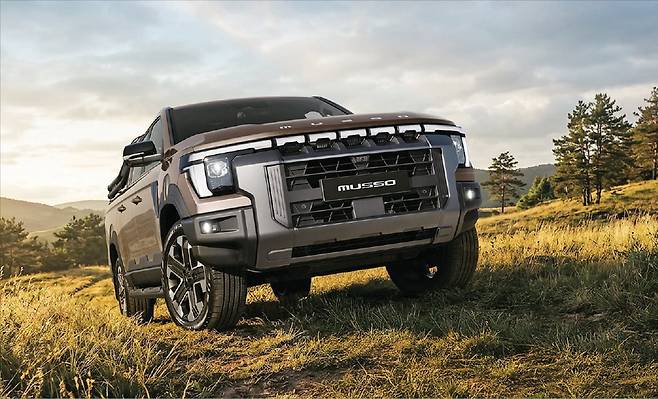 오프로드를 달리는 신형 무쏘.  KGM 제공