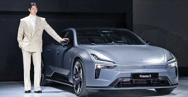 폴스타 앰배서더 김우빈이 올해 출시 예정인 폴스타5 앞에서 포즈를 취하고 있다. 폴스타코리아 제공