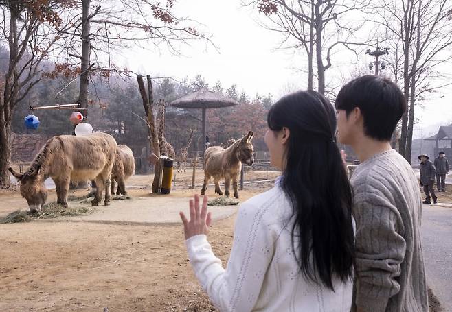 로스트밸리 워킹 사파리 체험하는 모델. 사진=에버랜드