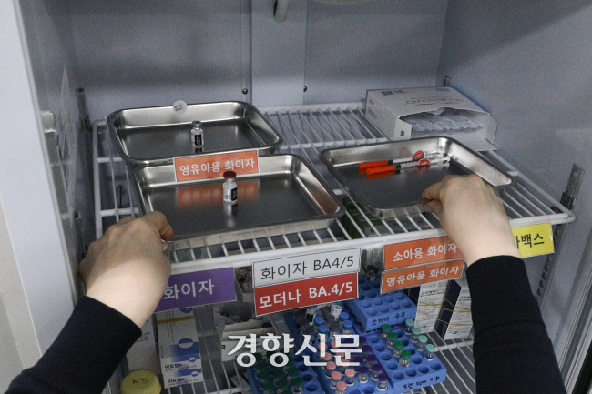 질병관리청은 이물질이 신고된 백신이 환자에게 실제로 접종된 사례는 없다고 밝혔다. 사진은 서울의 한 병원에서 영유아용 화이자 백신을 주사액 보관고에 넣고 있는 모습이다. 성동훈 기자