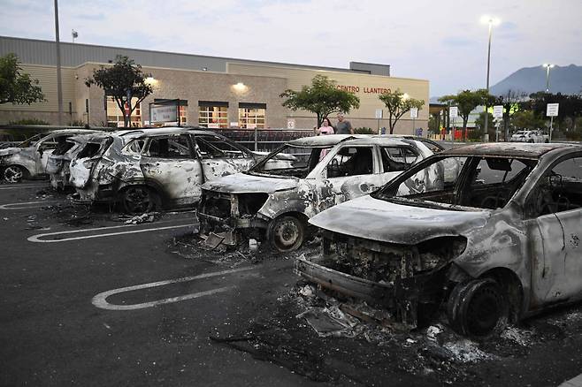 불에 탄 차량들이 23일 멕시코 할리스코주 푸에르토 발라르타에 위치한 코스트코 주차장에 세워져 있다. AFP연합뉴스