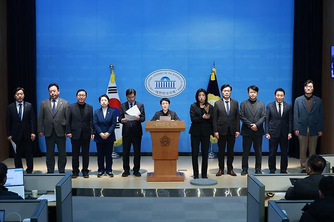 더불어민주당 ‘충남·대전 통합 및 충청발전특별위원회(충청특위)’는 24일 국회 법제사법위원회에서 대전·충남 통합 법률안 처리가 보류된 이후 기자회견을 열어 입장을 밝히고 있다. 민주당 대전시당 제공