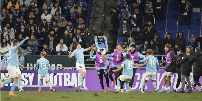 호주 멜버른시티 선수들이 지난 11일 울산문수구장에서 열린 아시아챔피언스리그 엘리트(ACLE) 리그 스테이지 7차전에서 울산 HD를 상대로 득점한 뒤 기뻐하고 있다. 프로축구연맹 제공