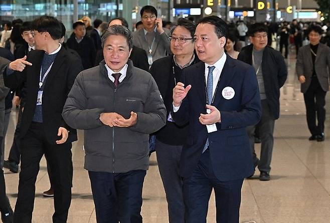 이학재 인천공항공사 사장이 지난달 14일 인천국제공항 2터미널을 찾아 현장 점검하고 있다. 연합뉴스