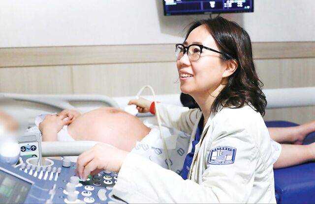 조윤성 가톨릭의대 성빈센트병원 교수가 임신부의 초음파 검사를 진행하고 있다. 근래 고위험 임신이 늘면서 산모·태아집중치료실(MFICU) 확대 등 조산 예방 및 대처에 대한 의료계 관심이 높아지고 있다. 성빈센트병원 제공