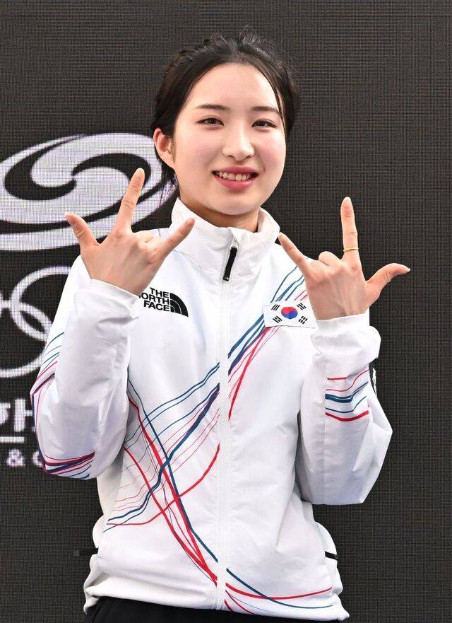 22일 이탈리아 밀라노 코리아하우스에서 열린 한국 선수단 해단식에서 최우수선수(MVP)로 선정된 쇼트트랙 2관왕 김길리. 밀라노=최현규 기자
