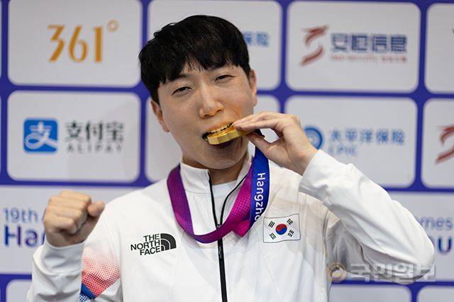 2023년 항저우 아시안게임에서 e스포츠(스트리트 파이터) 종목 금메달을 딴 뒤 기뻐하고 있는 김관우. 공동취재단