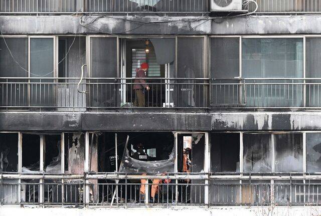 경찰과 소방 관계자들이 24일 화재가 발생한 서울 강남구 대치동 은마아파트에서 합동감식을 하고 있다. 이날 화재로 10대 여학생 1명이 숨지고 가족 등 3명이 다쳤다. 권현구 기자
