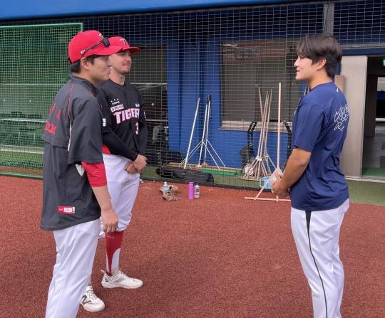 통역과 함께 김택연을 찾아가 사과한 KIA 내야수 데일. 사진[연합뉴스]