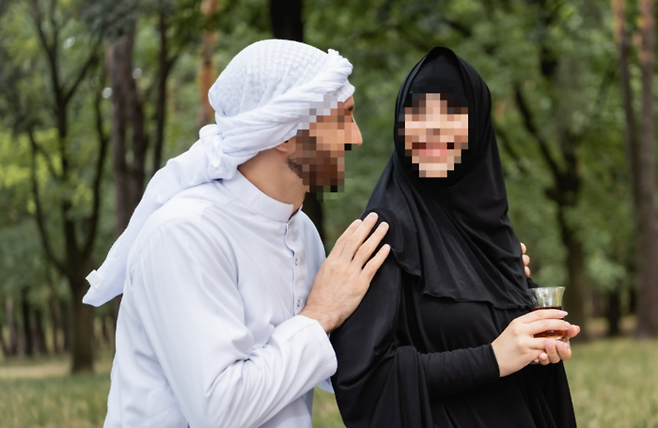 엄격하게 남녀를 분리 하는 등 보수적인 사우디아라비아에서 최근 젊은 세대를 중심으로 데이팅 애플리케이션(앱)을 통한 만남이 빠르게 확산하고 있다. 자료사진. [뉴시스]