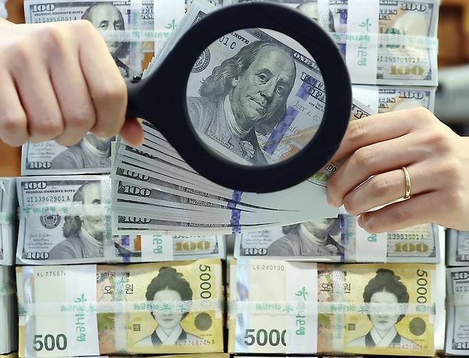 서울 중구 하나은행 위변조대응센터에서 관계자가 원화와 달러화를 정리하는 모습. [뉴스1]