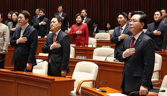 장동혁 대표와 송언석 원내대표를 비롯한 국민의힘 의원들이 24일 국회에서 열린 의원총회에서 국기에 경례하고 있다. [연합뉴스]