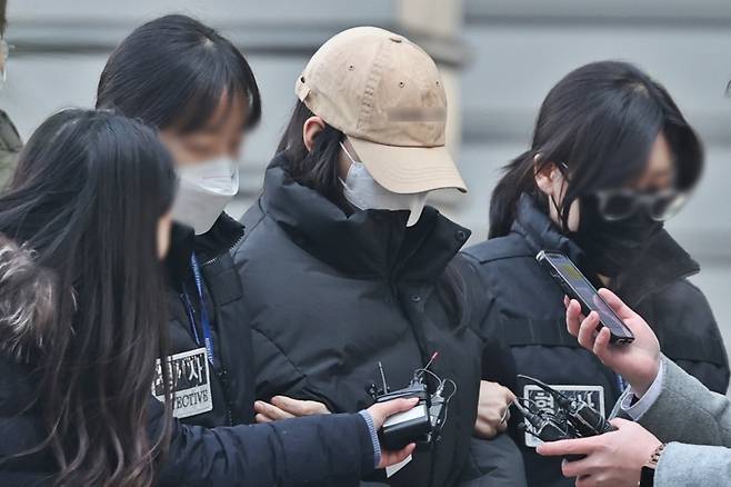 서울 강북구 수유동 모텔에서 약물이 든 음료를 건네 타인을 숨지게 한 혐의를 받는 20대 여성 김모씨가 지난 12일 도봉구 북부지방법원에서 열린 영장실질심사(구속 전 피의자 심문)에 출석하던 모습./사진=뉴스1