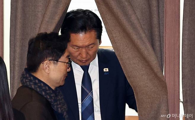 [서울=뉴시스] 김명년 기자 = 정청래 더불어민주당 대표가 24일 오후 서울 여의도 국회에서 열린 본회의에서 강선우 의원에 대한 체포동의안에 대한 투표를 하고 있다. 2026.02.24. kmn@newsis.com /사진=김명년