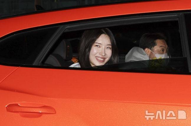 2026 밀라노·코르티나담페초 동계올림픽에서 2관왕을 차지한 쇼트트랙 김길리가 24일 오후 인천국제공항 제2여객터미널에서 람브로기니 우르스 차량을 타고 이동하고 있다. 람보르기니 코리아는 이날 인천국제공항 제2터미널에 도착하는 김길리 선수를 위해 전문 운전기사가 동행하는 차량을 보내, 공항에서 본가까지 이동할 수 있는 '쇼퍼 서비스'를 제공한다고 밝혔다./사진=뉴시스