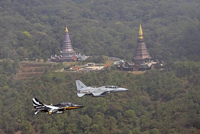 공군 특수비행팀 블랙이글스가 사우디 ‘세계 방위산업 전시회(WDS 2026)’ 참가를 마치고귀국길에 지난 18일 태국 차앙마이 상공에서  공군 특수비행팀 블랙이글스가 태국 T-50B와 우정비행을 실시하고 있다. 공군 제공