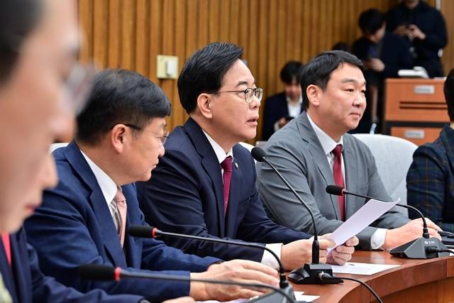 국힘 원내대책회의  : 송언석(오른쪽 두 번째) 국민의힘 원내대표가 24일 오전 국회에서 원내대책회의를 주재하고 있다.  문호남 기자