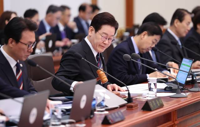 이재명 대통령이 24일 오전 청와대에서 의사봉을 두드리며 국무회의 개회를 선언하고 있다. 앞줄 왼쪽부터 김민석 국무총리, 이 대통령, 구윤철 부총리 겸 재정경제부 장관.  연합뉴스