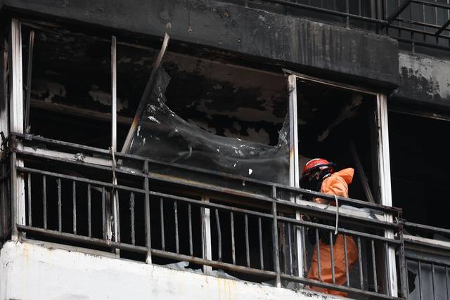 24일 오전 서울 강남구 대치동 은마아파트에서 경찰과 소방의 1차 현장 합동 감식이 진행되고 있다. 연합뉴스