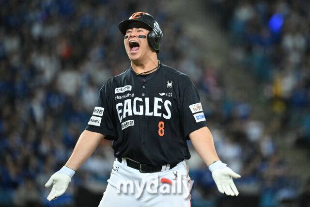 21일 대구 삼성라이온즈파크에서 열린 '2025 신한 SOL BANK KBO 포스트 시즌' 삼성 라이온즈와 한화 이글스 플레오이프(PO) 3차전 경기. 한화 노시환이 5회초 2사 3루에 역전 투런포를 친 후 기뻐하고 있다./마이데일리