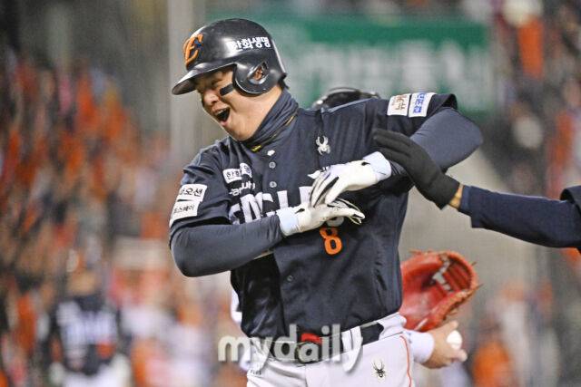 27일 서울 잠실야구장에서 열린 2025 신한 SOL 뱅크 KBO 한국시리즈 2차전' 한화 이글스와 LG 트윈스 경기. 한화 노시환이 1회초 1사에 백투백 홈런을 친 후 그라운드를 돌고 있다./마이데일리