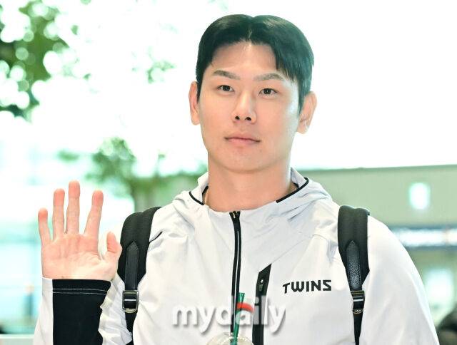 LG 트윈스 홍창기가 22일 인천국제공항을 통해 2026시즌 1차 스프링 캠프 참석 차 미국 애리조나로 출국했다./마이데일리