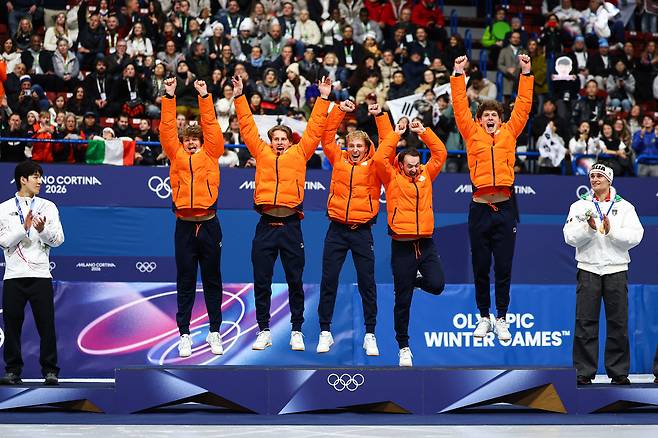 지난 20일(현지시간) 2026 밀라노·코르티나담페초 동계올림픽 쇼트트랙 남자 5000ｍ 계주에서 우승한 네덜란드 대표팀. [로이터]
