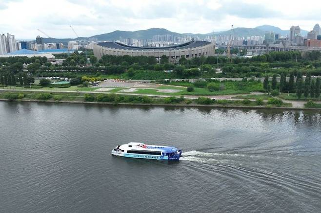 운항 중인 한강버스. [연합]