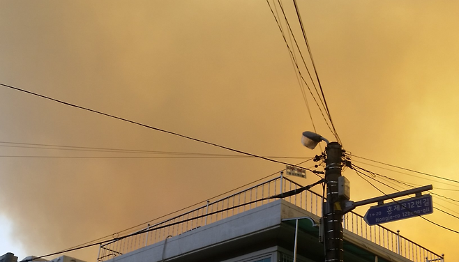 지난 2017년 산불 발생 지역 인근 강원도 강릉시 한 주택가에서 바라본 하늘.[X(구 트위터) 갈무리]