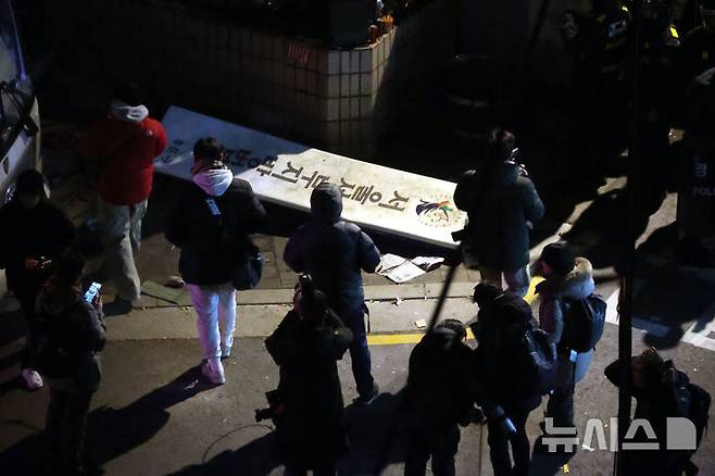 [서울=뉴시스] 윤석열 당시 대통령의 구속영장이 발부된 지난해 1월 19일 서울 마포구 서울서부지방법원의 표지판이 윤 대통령 지지자들에 의해 파손되어 있다. (사진=뉴시스DB). 2026.02.24. photo@newsis.com