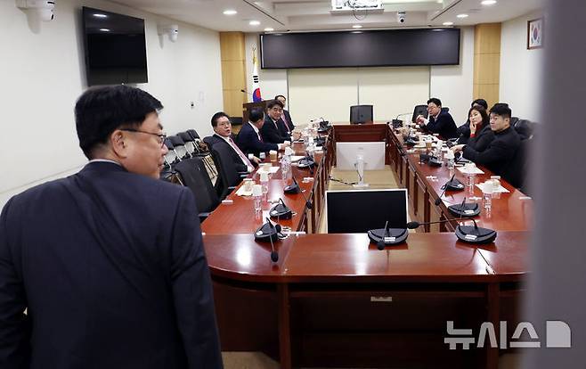 [서울=뉴시스] 조성봉 기자 = 국민의힘 소장파모임인 '대안과미래' 이성권 간사 등 소속 의원들이 24일 오전 서울 여의도 국회 의원회관 간담회의실에서 당내현안 관련 비공개 회동을 하고 있다. 2026.02.24. suncho21@newsis.com