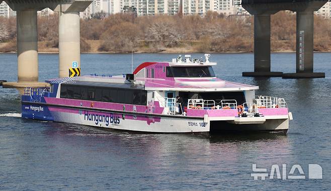 [서울=뉴시스] 김진아 기자 = 한강버스가 지난해 12월12일 서울 영등포구 여의도선착장에 들어서고 있다. 2025.12.12 bluesoda@newsis.com